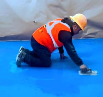 Instalación especializada de piso vinílico continuo color azul de alta resistencia aséptica para pasillos y consultorios de quirófano en CDMX
